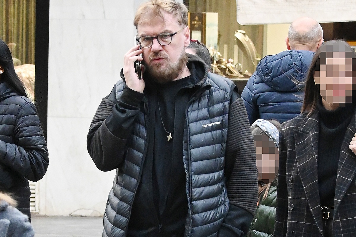 «Τσακώσαμε» τον Κώστα Σπυρόπουλο στο κέντρο της Αθήνας – Φανερά αδυνατισμένος