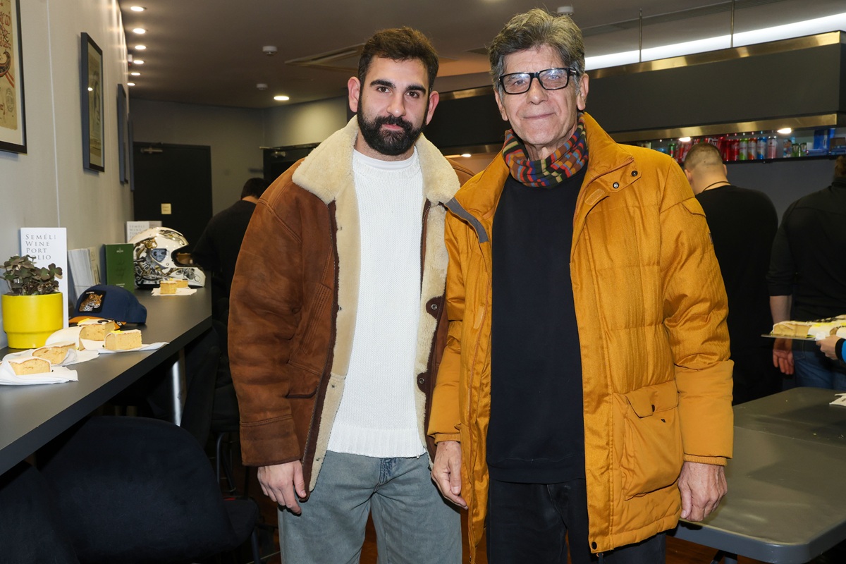 Ο γιος του Πέτρου Φιλιππίδη ποζάρει με τον Γιάννη Μπέζο