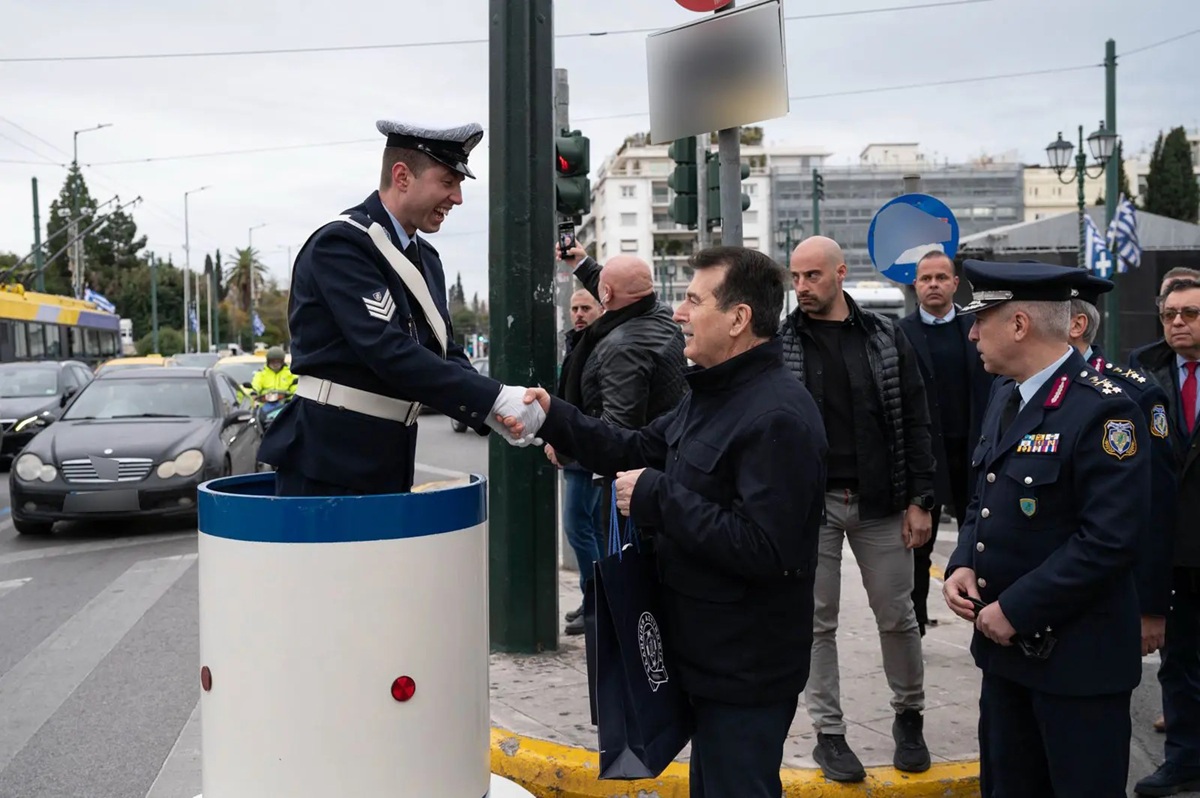 Ο Μιχάλης Χρυσοχοΐδης πήγε δώρα στον τροχονόμο της διασταύρωσης Αμαλίας και Βασιλίσσης Σοφίας