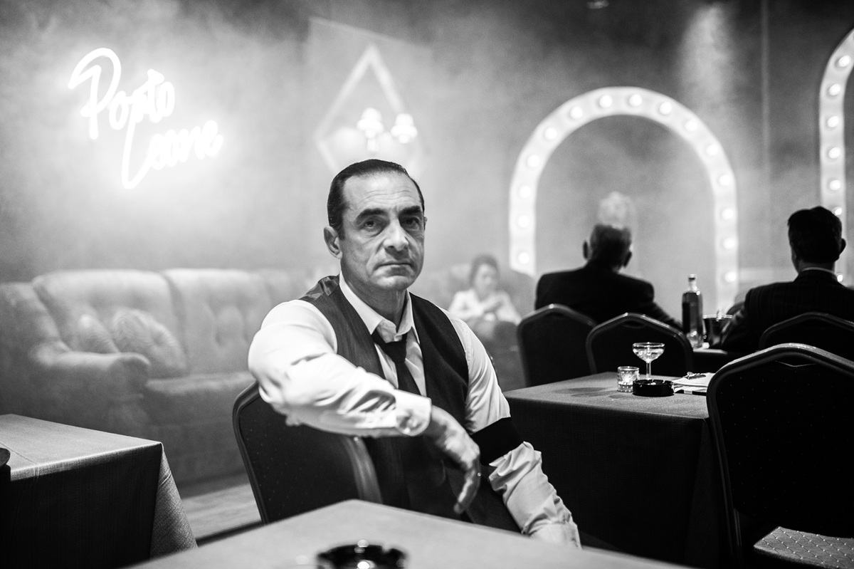 «Porto Leone: Στη γειτονιά με τα κόκκινα φανάρια»: Η ιστορία από την αρχή σε πέντε ασπρόμαυρες τηλεταινίες