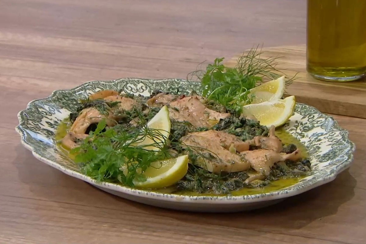 Σουπιές με χόρτα και αγουρέλαιο Χαλκιδικής