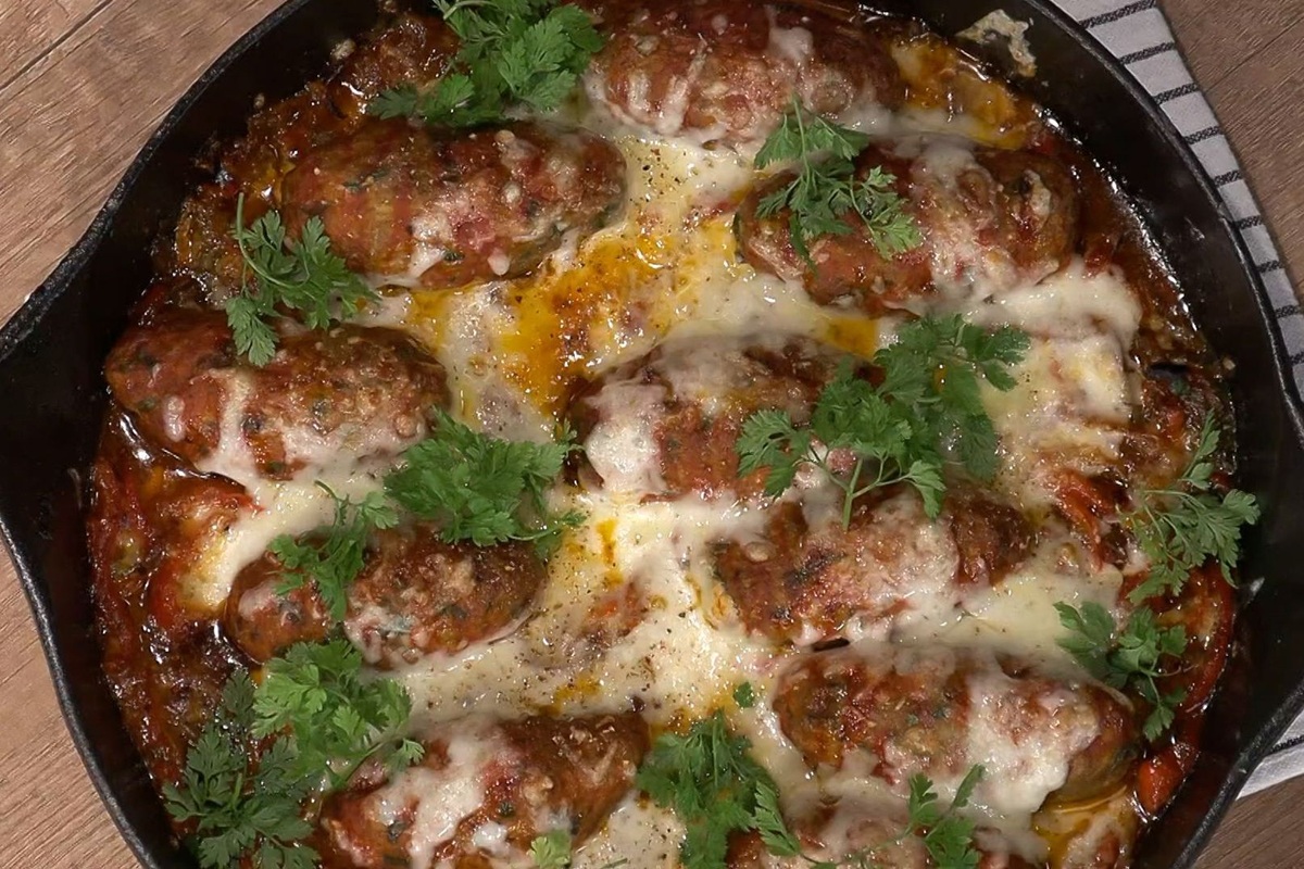 Σουτζουκάκια στο φούρνο με πιπεριές Φλωρίνης