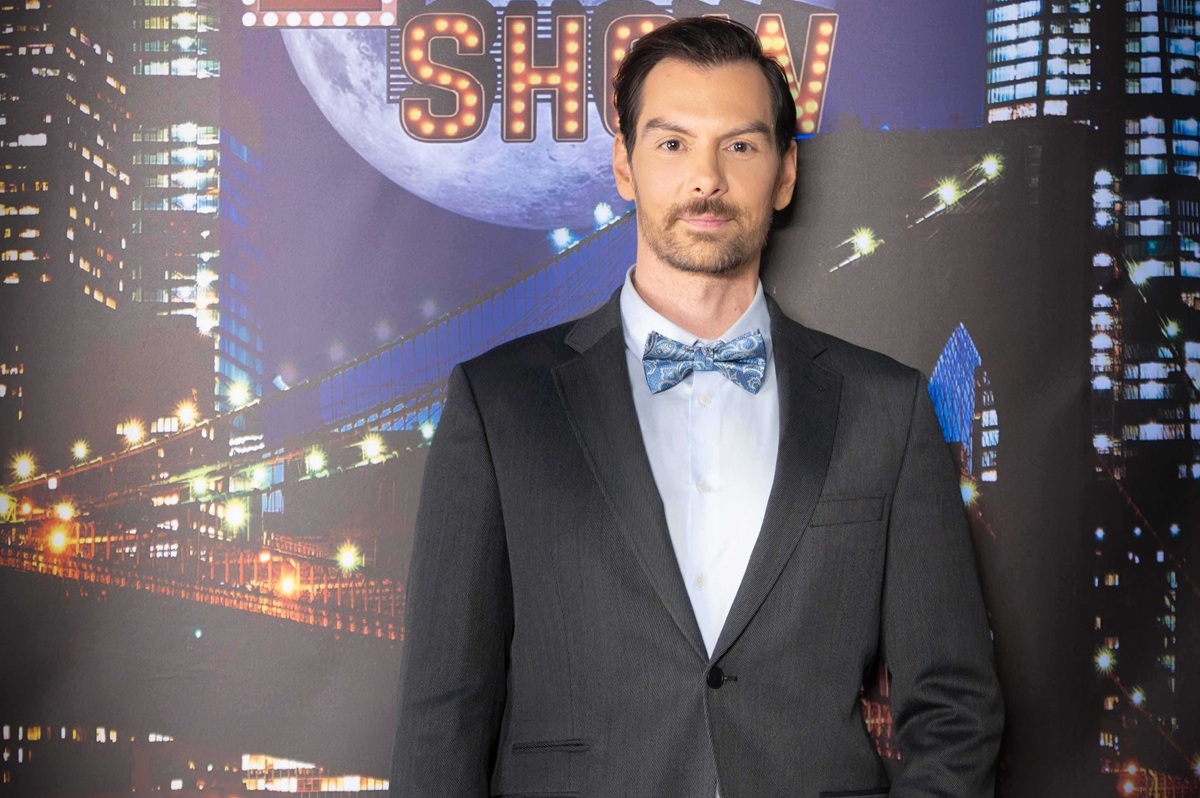 Γιάννης Κουκουράκης: «Το 2025 βγήκα λίγο από το ροζ συννεφάκι που ήμουνα, δοκιμάστηκα στα όριά μου»