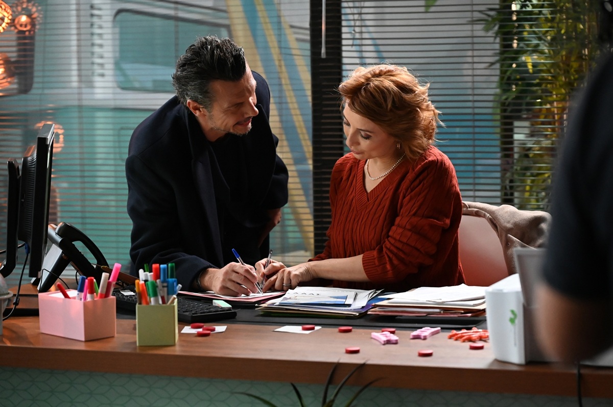 «Τρομεροί γονείς»: Ο Ιωάννης Παπαζήσης αναστατώνει την οικογένεια Στεφανίδη