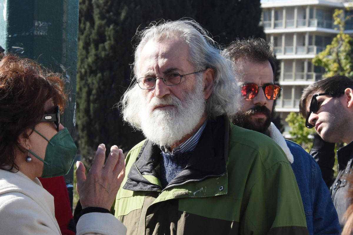 Μιχάλης Αεράκης: «Ανάβω τα καντήλια των γονιών μου από ανάγκη, όχι από υποχρέωση»