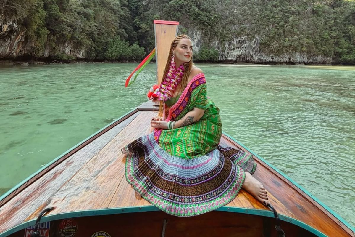 Εβελίνα Νικόλιζα στην Ταϊλάνδη: Με πλεξούδες και πολύχρωμο φόρεμα - «Σχεδόν αποκριάτικα χαρούμενη»