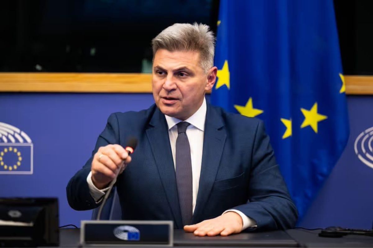 Νικόλας Φαραντούρης: «Θέλω να ιδρώνω τη φανέλα στην Ευρωβουλή»