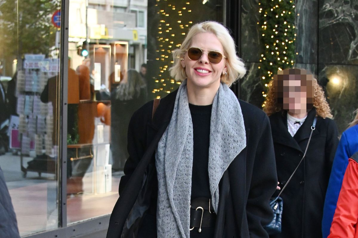 Έλενα Γαλύφα: Σικ βόλτα στο κέντρο της Αθήνας με μαύρο-γκρι