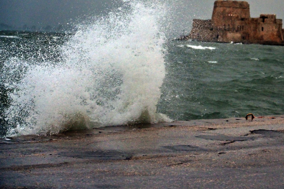 Σε κλοιό κακοκαιρίας - Περιοχές σε κατάσταση «Red Code»