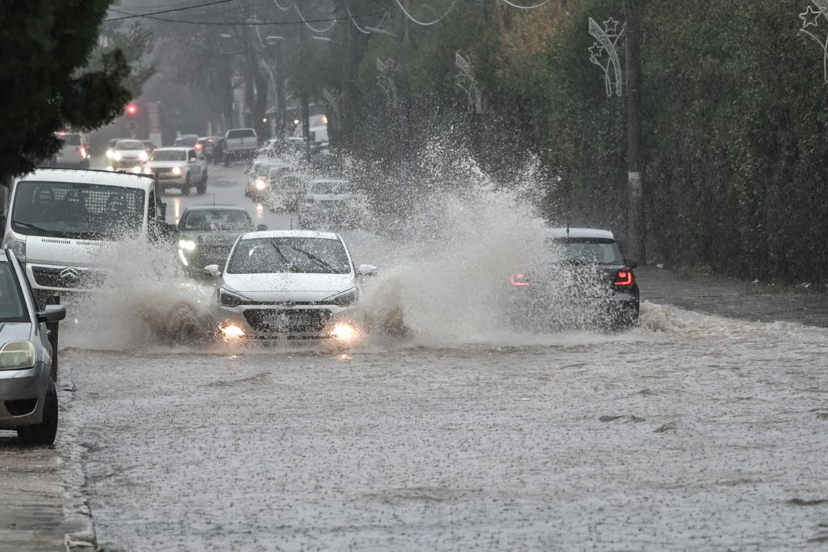 Κορυφώνεται αύριο η κακοκαιρία: Ισχυρές καταιγίδες στην Αττική – κρίσιμες ώρες το απόγευμα