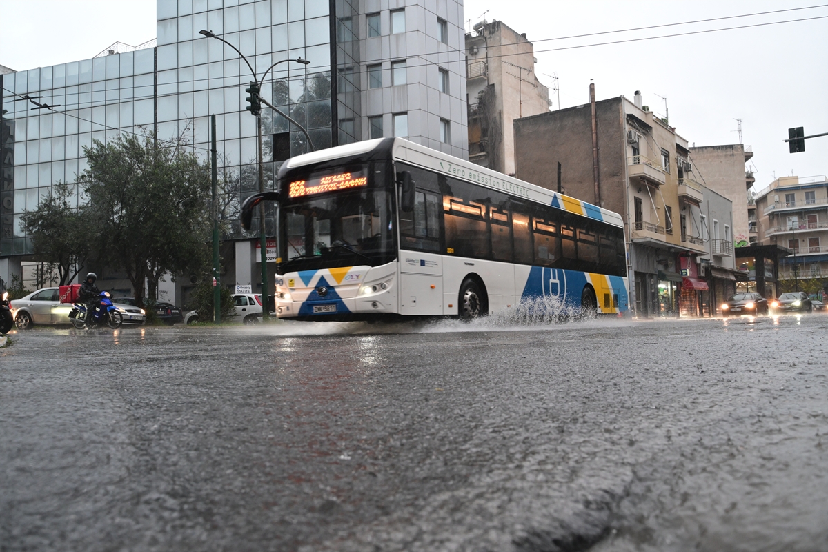 Προβλήματα από την κακοκαιρία στην Αττική: Πλημμυρισμένοι δρόμοι και πτώσεις δέντρων