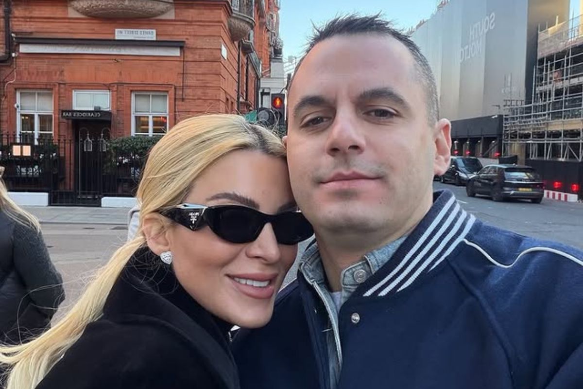 Η Καινούργιου στο πλευρό του Κουτσουμπή: Άνοιξε νέο φούρνο στο Παγκράτι – «Συγχαρητήρια αγάπη μου»