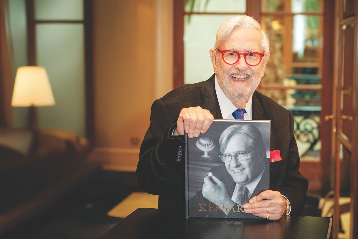 Ο τραπεζικός υπάλληλος που έπειτα από ένα χαστούκι έγινε «ο άρχοντας των δαχτυλιδιών»