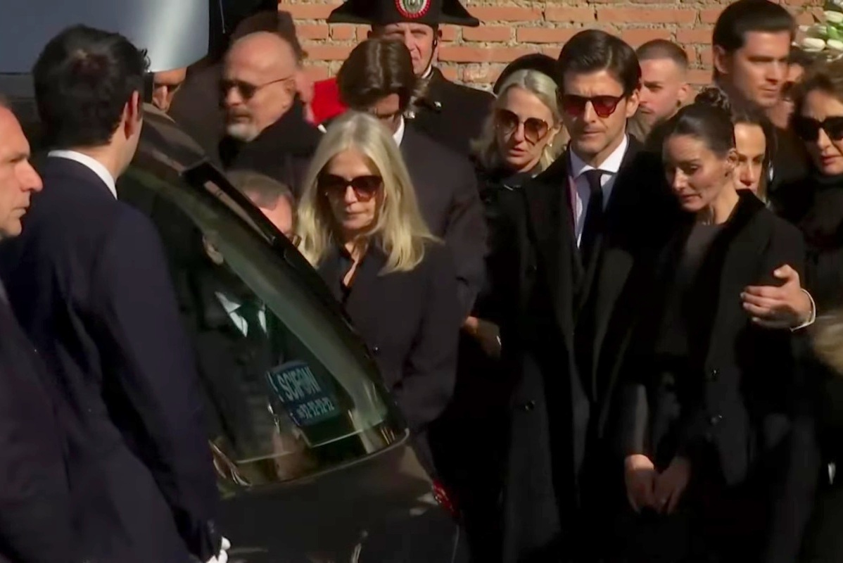 Πλήθος κόσμου στο τελευταίο αντίο του Βαλεντίνο