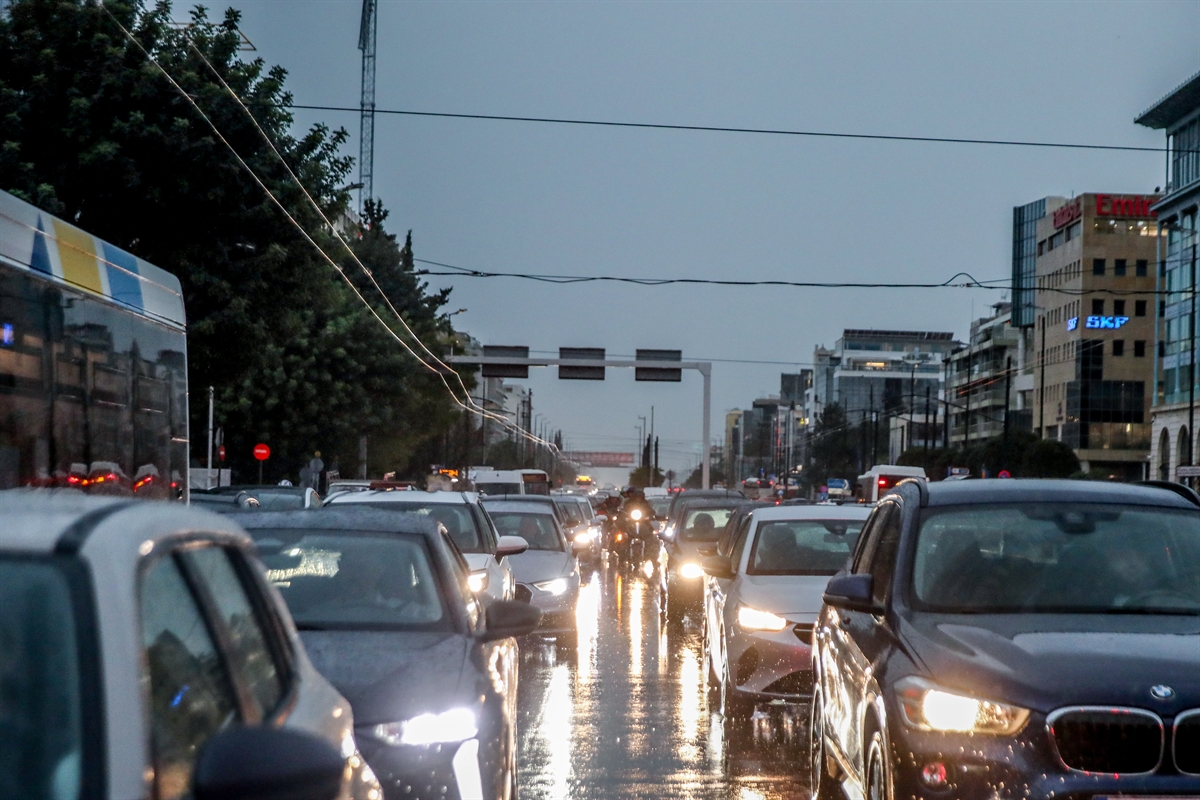 Μετ’ εμποδίων η κίνηση τους δρόμους μετά τις επιπτώσεις της κακοκαιρίας