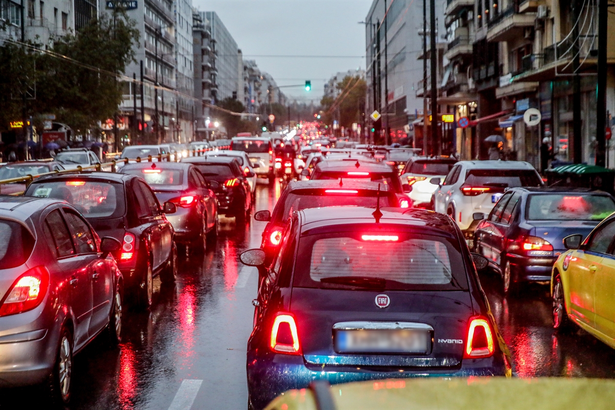 Αρκετή κίνηση λόγω κακοκαιρίας – Δείτε ποιους δρόμους πρέπει να αποφύγετε