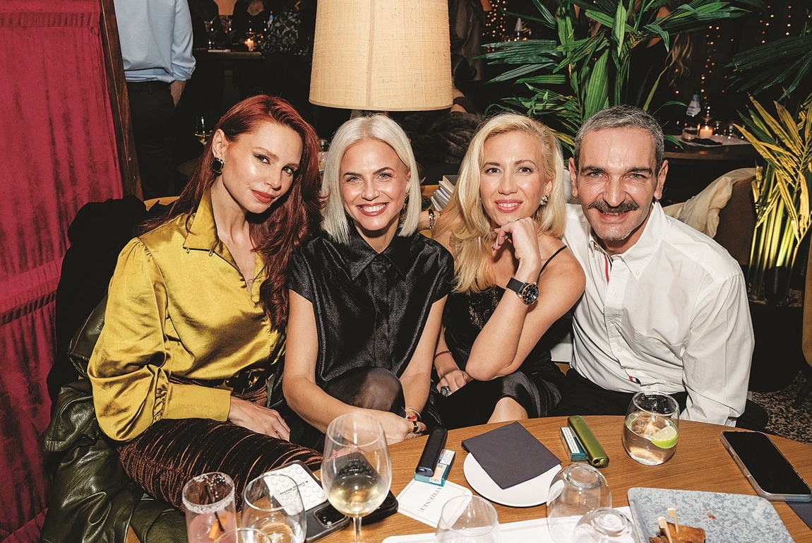 «Welcome 2026» με λάμψη,  σαμπάνιες και πυροτεχνήματα