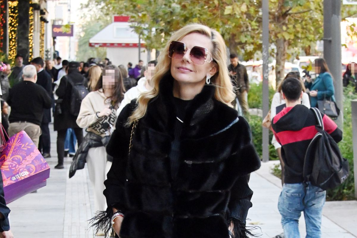 Έμυ Λιβανίου: Κομψή βόλτα στο κέντρο της Αθήνας