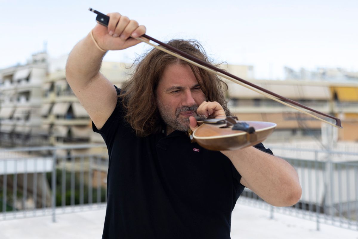 Ένα κοπέλι, λύρα εκατό!