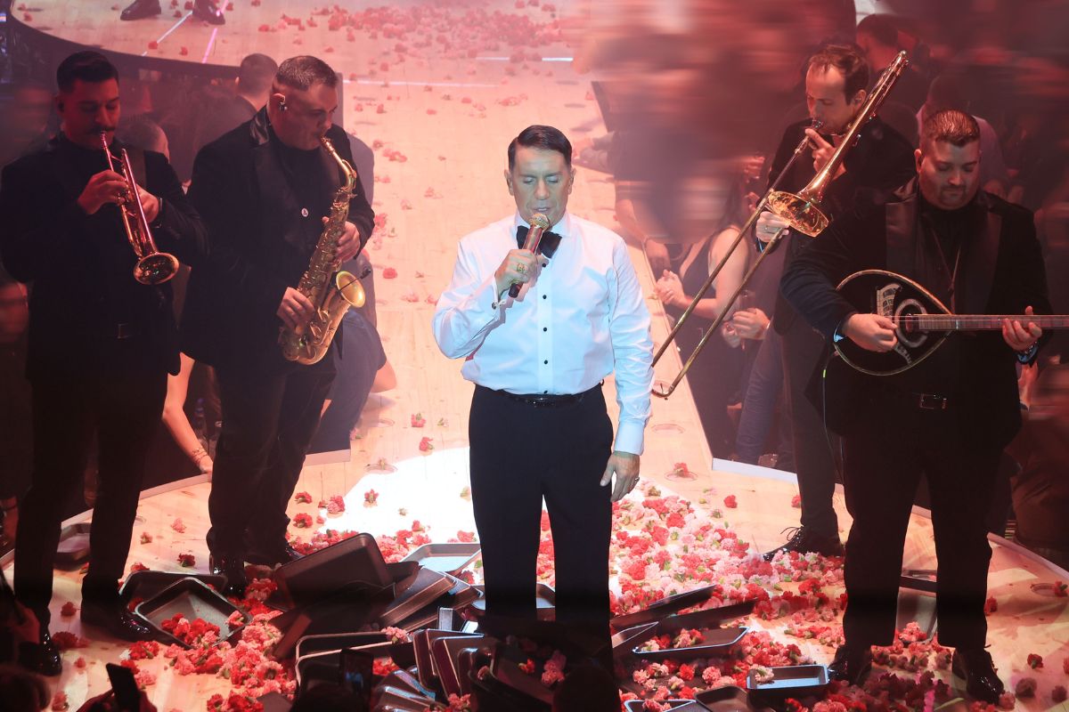 Γιώργος Μαζωνάκης: Μπλακ άουτ στη σκηνή – Το γύρισε σε α καπέλα και αποθεώθηκε