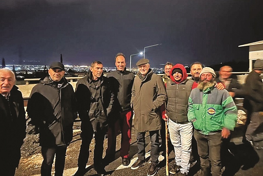 Ο Παπανδρέου στα μπλόκα με… στιλ