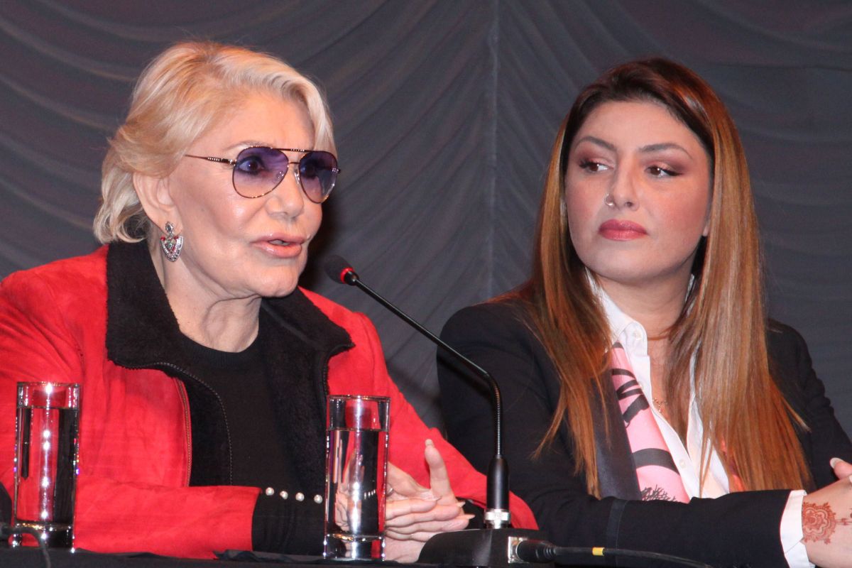 Έλενα Παπαρίζου: «Τα δάκρυά μου έπεφταν ποτάμι για τη Μαρινέλλα» - H συγκινητική εξομολόγηση