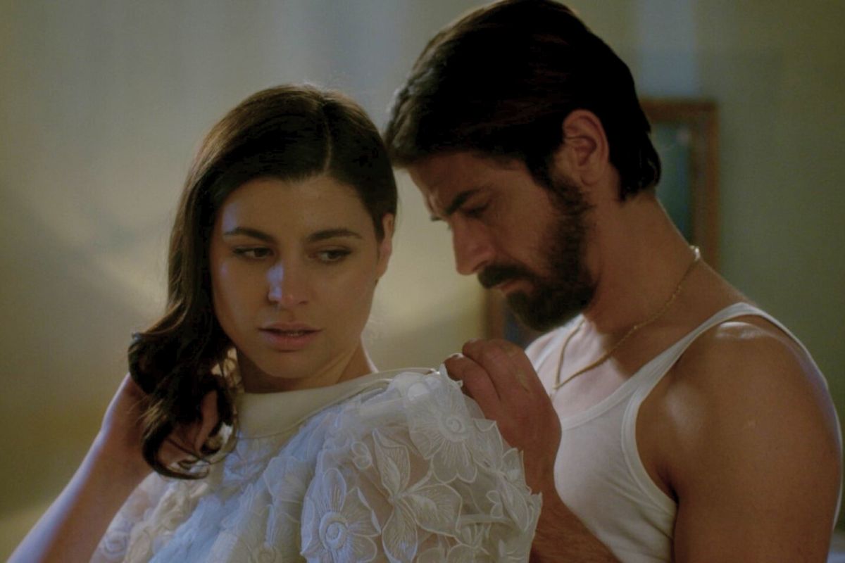 Άγιος Έρωτας: Η Χλόη πάει στον πατέρα Νικόλαο για παρηγοριά και… καταλήγει στην αγκαλιά του