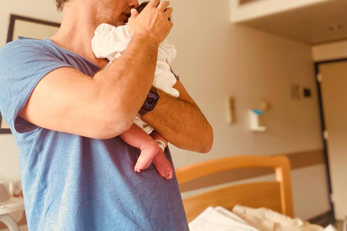 Πατέρας για δεύτερη φορά ηθοποιός του «Grand Hotel» - Η φωτο στο μαιευτήριο