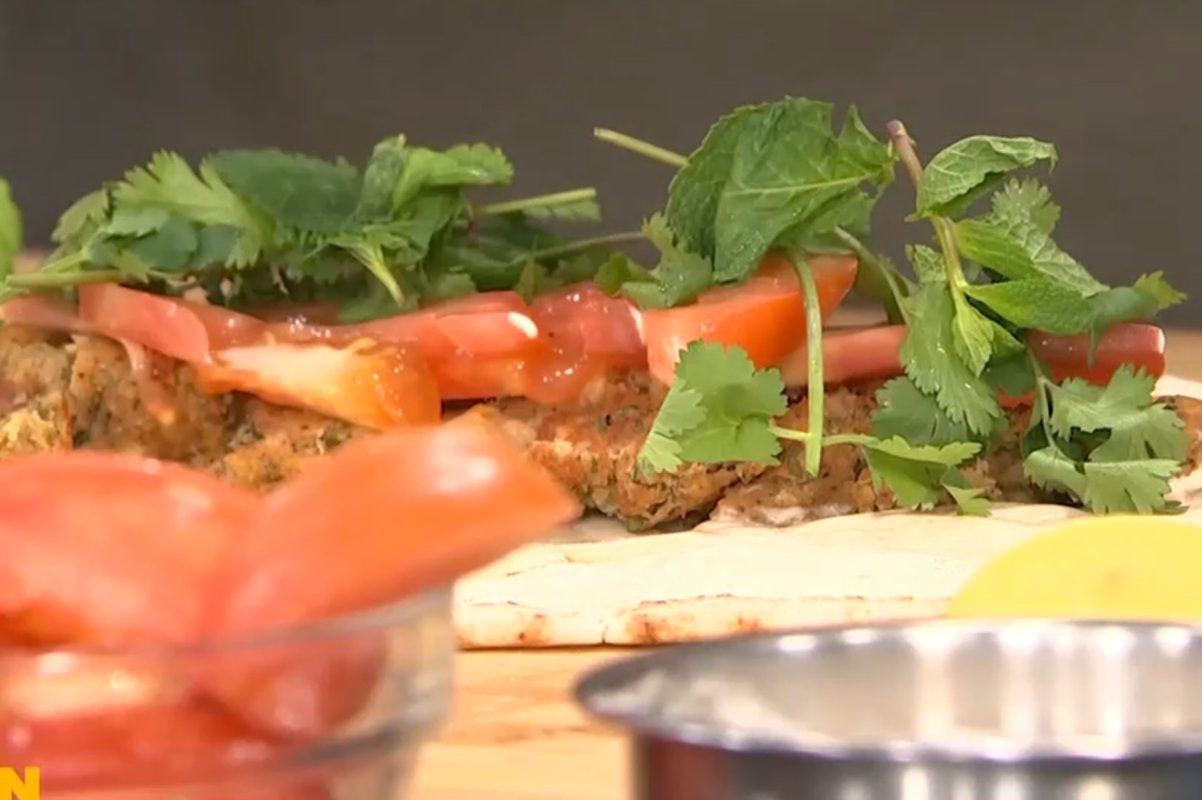 Ρεβυθοκεφτέδες φούρνου με κύμινο σε πίτα