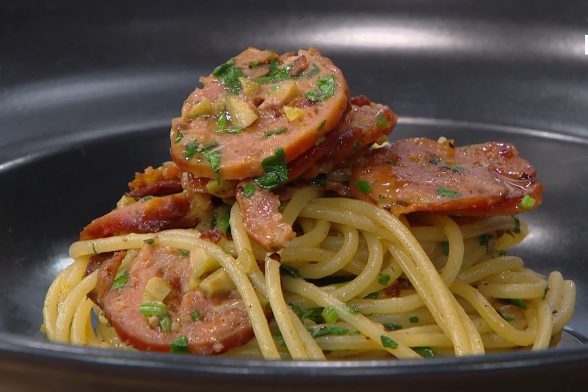 Σπαγγέτι με σαλάμι Μετσόβου και ελιές