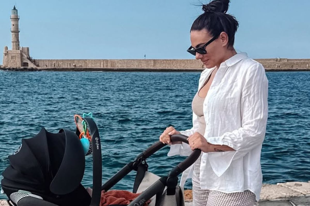 Ευρυδίκη Βαλαβάνη: Τρυφερή βόλτα με τον έξι μηνών γιο της!