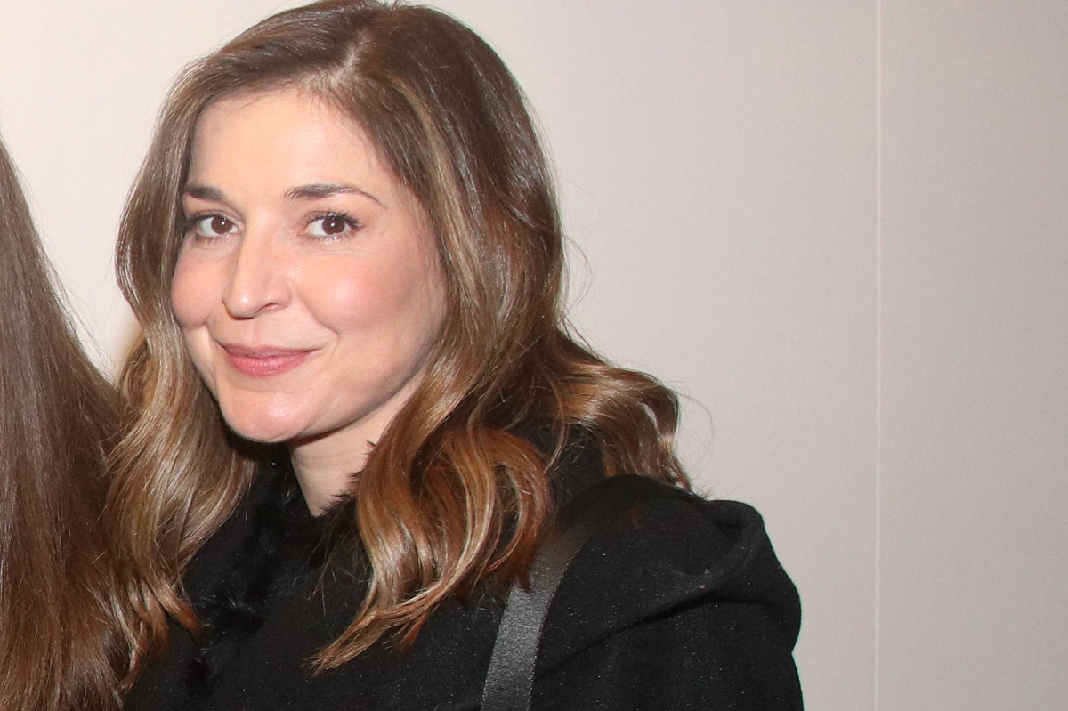 Η Βαλέρια Κουρούπη ποζάρει στην αγκαλιά του γοητευτικού αδελφού της