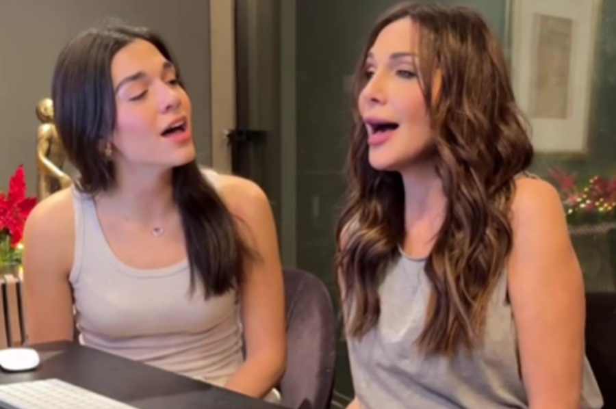 Δείτε τη Δέσποινα Βανδή να τραγουδάει με την κόρη της, Μελίνα στο σπίτι τους