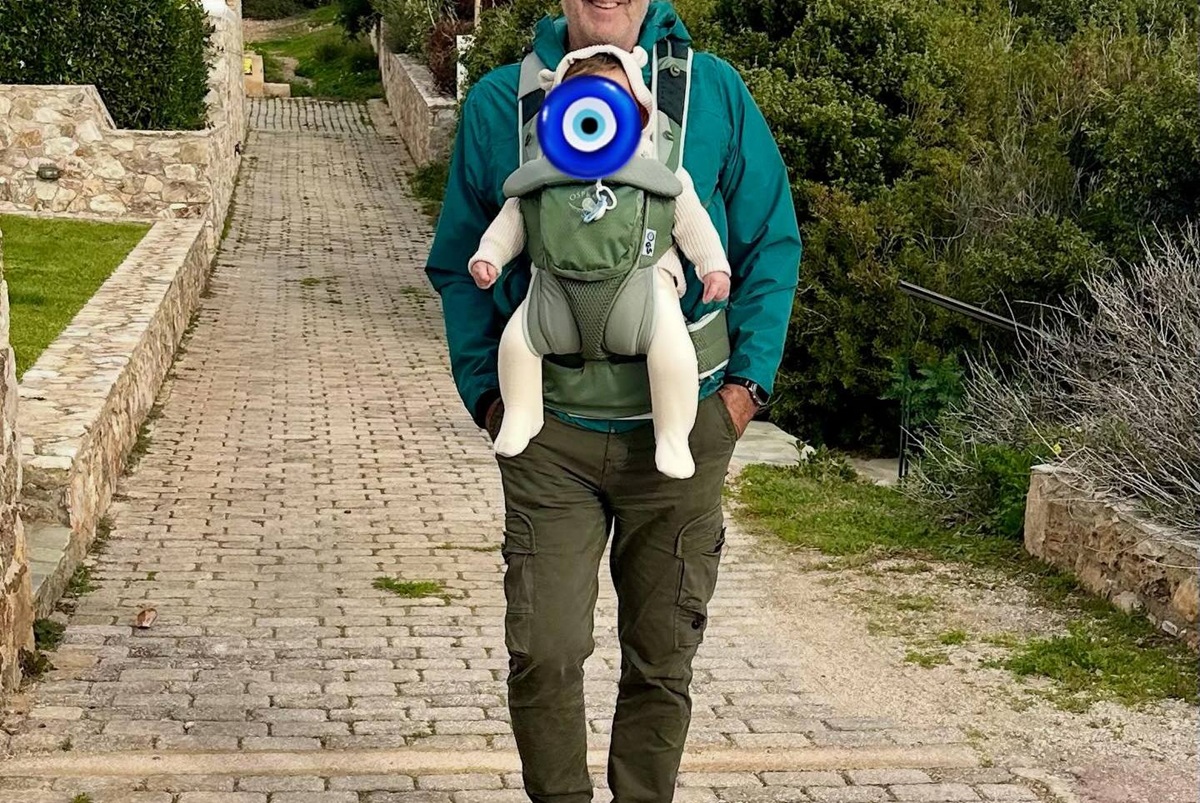 Πρώην υπουργός άφησε την πολιτική και έγινε «χαζοπαππούς»