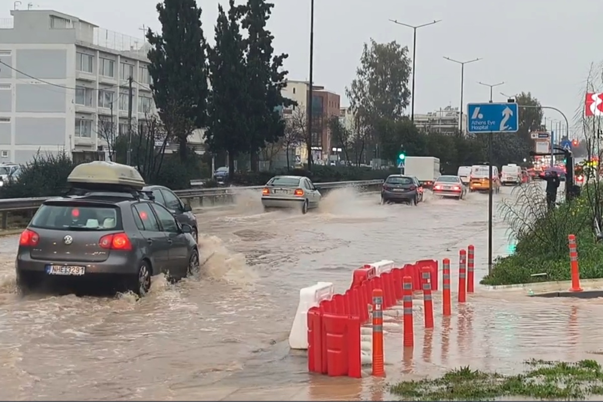 Λίμνη ξανά η λεωφόρος Βουλιαγμένης - Με δυσκολία η κίνηση των οχημάτων
