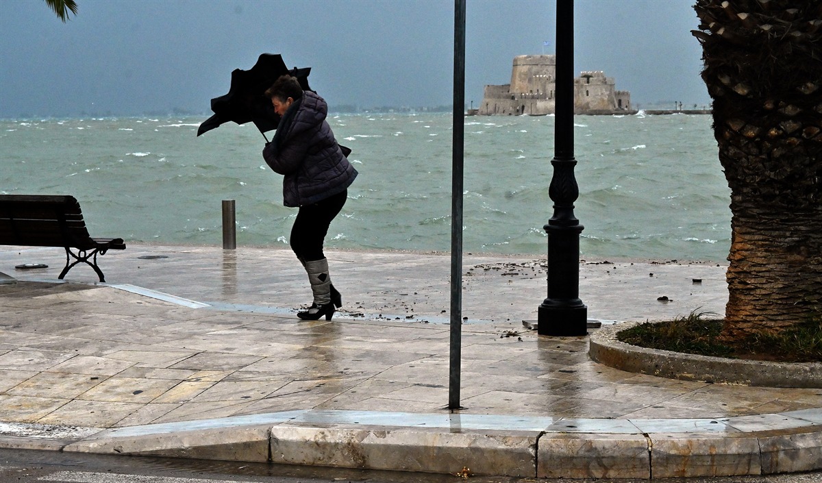 Δύο νέα κύματα 48ωρης κακοκαιρίας: Καταιγίδες και θυελλώδεις άνεμοι