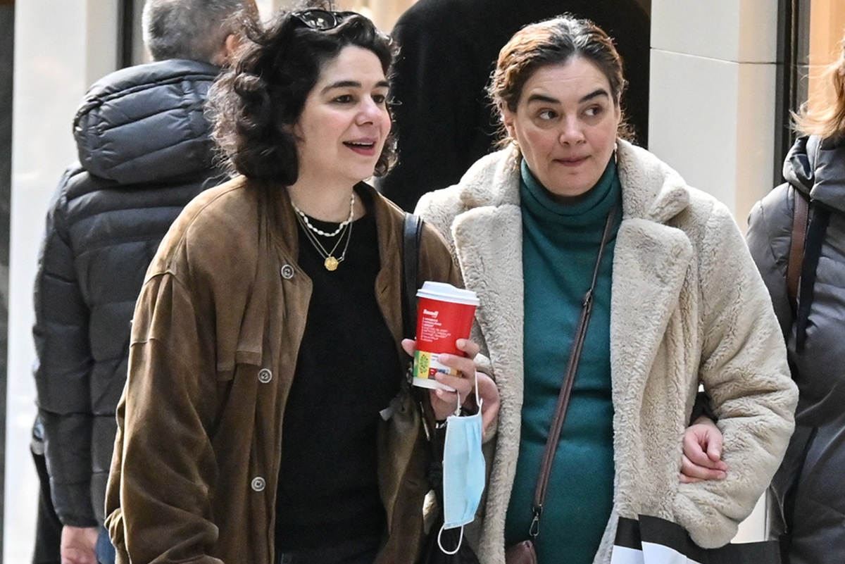 Η Γωγώ Μπρέμπου με την αδελφή της για ψώνια – Υπήρξε πρώην σύντροφος του Παπακαλιάτη