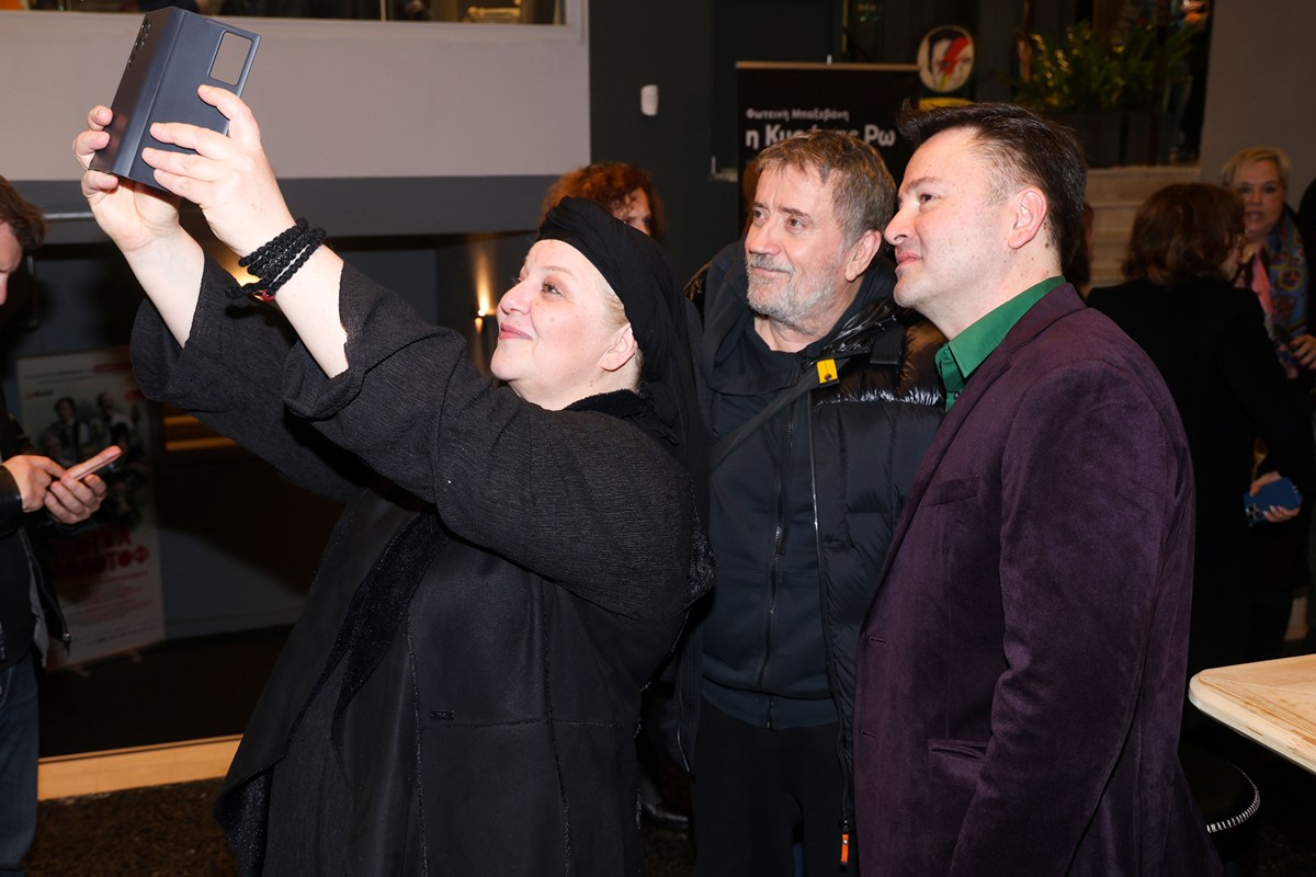 Η σόουμπιζ στη θεατρική αυλή της «Κυράς της Ρω»