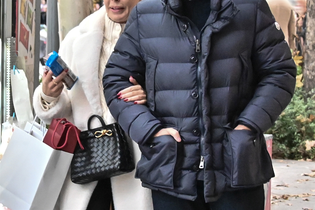 Γνωστή τραγουδίστρια έκανε τα ψώνια με τον σύντροφό της στο κέντρο της Αθήνας