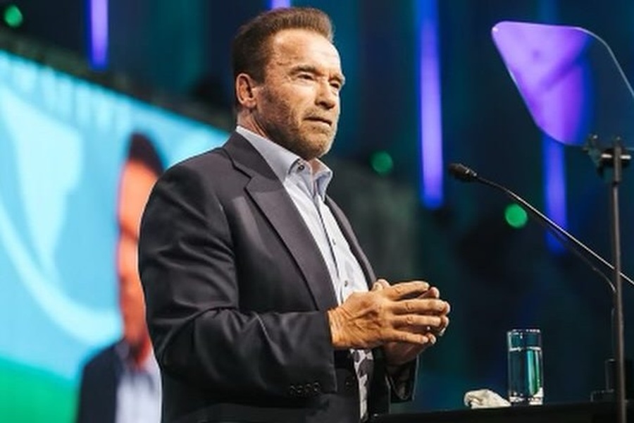 Δείτε τον Άρνολντ Σβαρτσενέγκερ να παίζει με τις εγγονές του