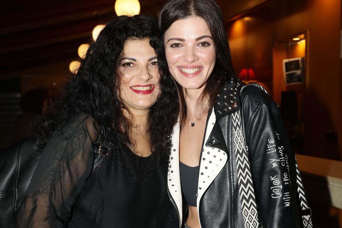 Η πρώτη θεατρική εμφάνιση της Τάνιας Τρύπη με την κόρη της Τζένη Καζάκου