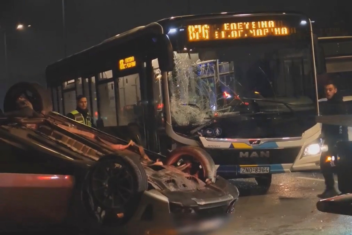 Σοβαρό τροχαίο με λεωφορείο και ΙΧ στον Σκαραμαγκά - Απεγκλώβισαν άνδρα οι πυροσβέστες