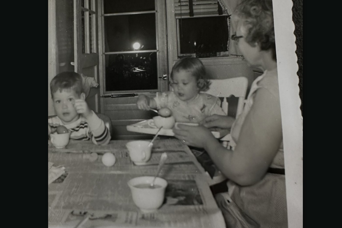 Πασίγνωστος ηθοποιός το αγοράκι του χθες που πόζαρε με την αδελφή και τη γιαγιά του