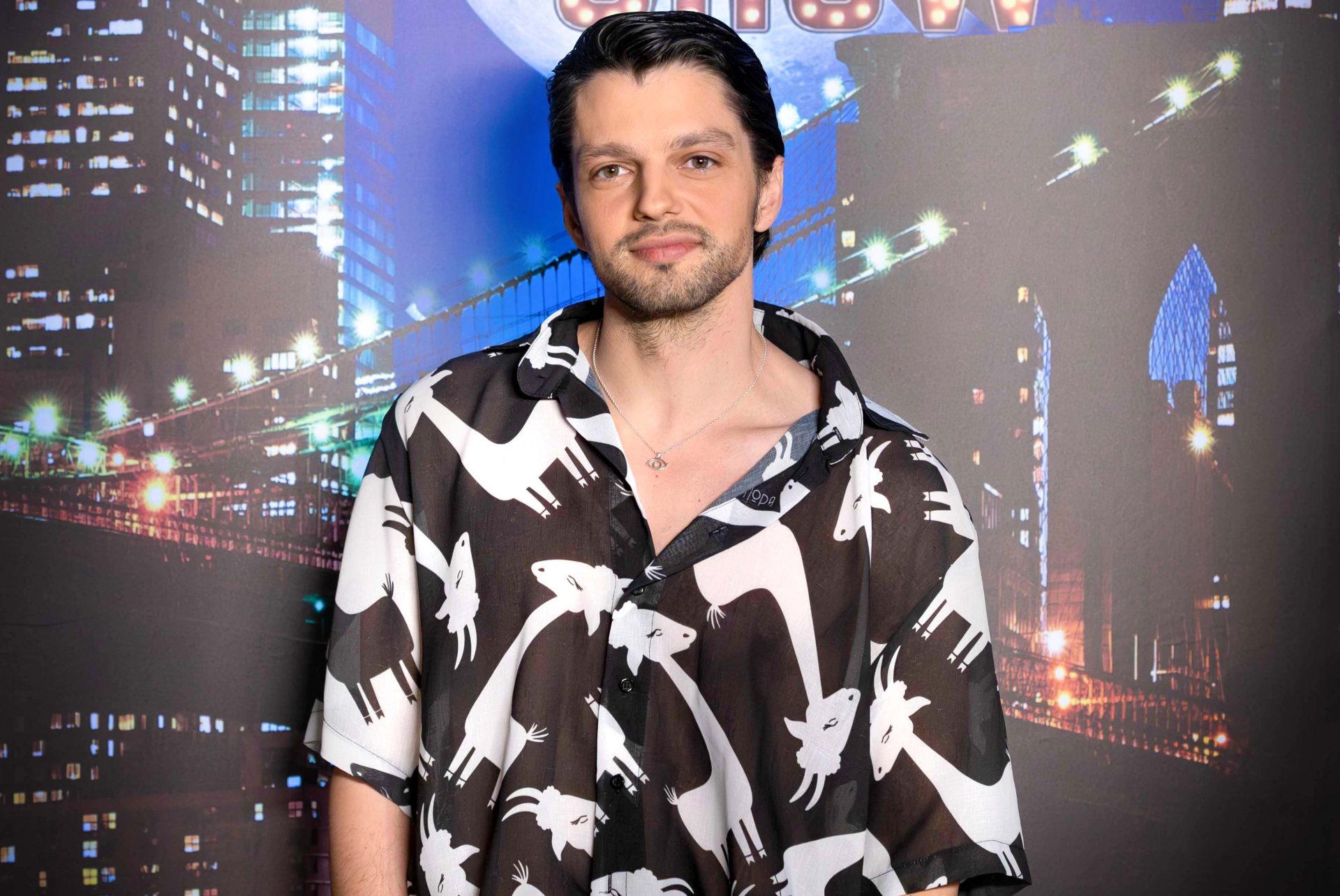 Αλέξανδρος Πιεχόβιακ: «Δεν με ανησύχησε ο ρόλος του γκέι στη σειρά “Σέρρες”»