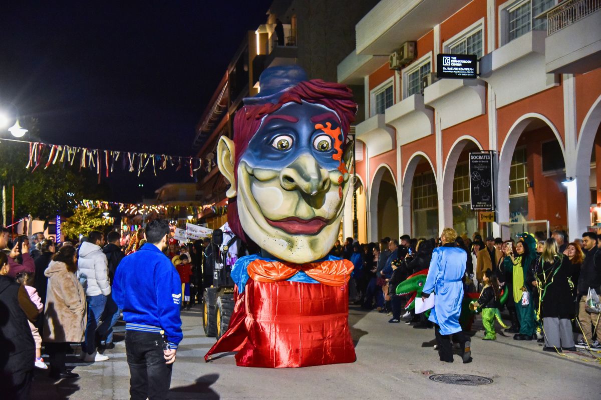 Ξεφαντώνει η Ελλάδα: 50.000 ποδαράτοι καρναβαλιστές στην Πάτρα και έθιμα απ’ άκρη σ’ άκρη