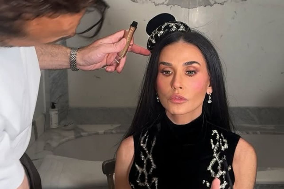 Ντέμι Μουρ: Η μεγάλη αλλαγή στα μαλλιά και ο Έλληνας κομμωτής πίσω από το νέο λουκ