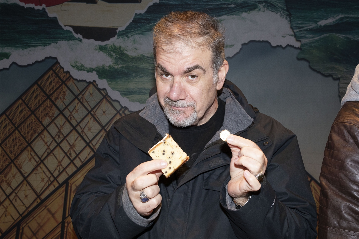 Κέρδισε το φλουρί ο Δημήτρης Σταρόβας στην πίτα της παράστασης «Εκείνος και Εκείνος»