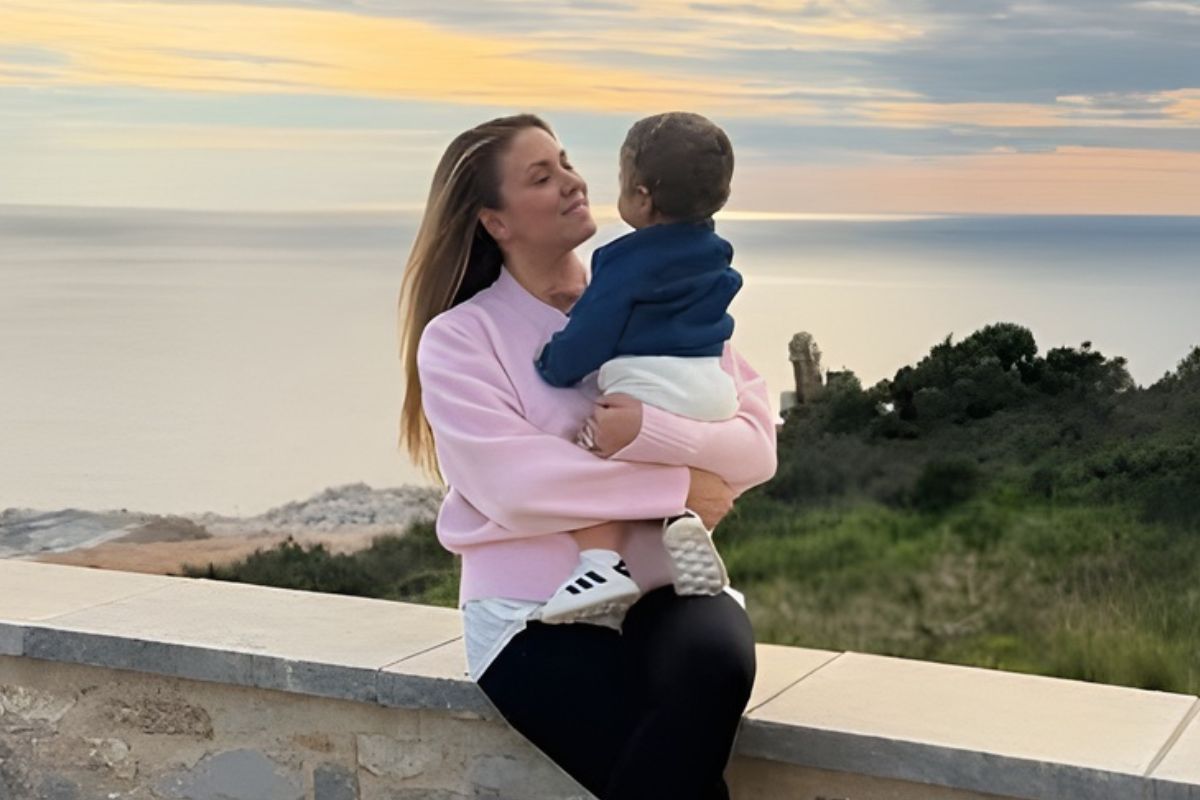 Φωτεινή Πετρογιάννη: Αγκαλιά με τον γιο της σε κυριακάτικη βόλτα δίπλα στη θάλασσα