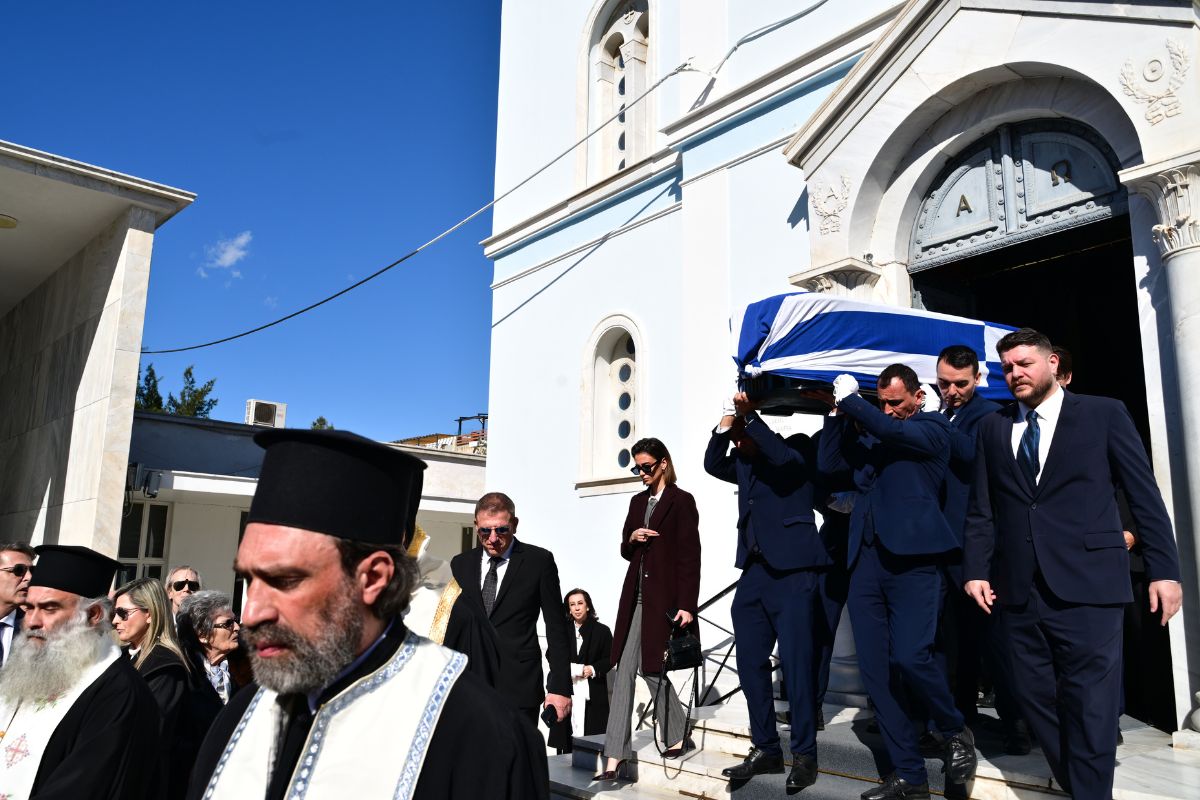 Άννα Ψαρούδα Μπενάκη: Πλήθος κόσμου στην κηδεία της πρώτης γυναίκας προέδρου της Βουλής