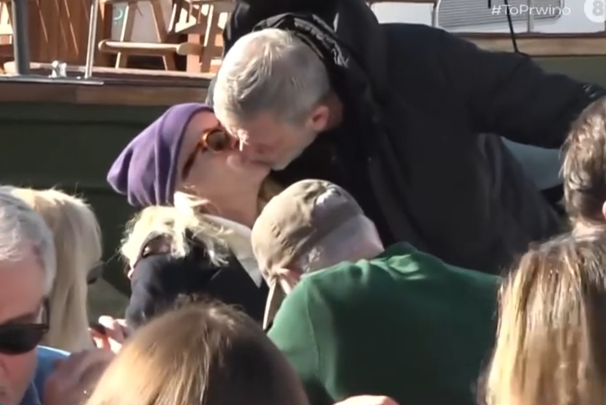 Τα παθιασμένα φιλιά του Απόστολου Γκλέτσου με τη σύντροφό του στην Ύδρα